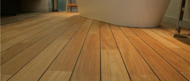 Scheepsdekvloer in massieve Birma teak met naden zwart gekit Scheepsdekvloer in massieve Birma teak met naden zwart gekit