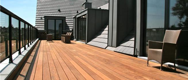Terras in padoek, geplaatst met b-fix klemmen Terras in padoek, geplaatst met b-fix klemmen